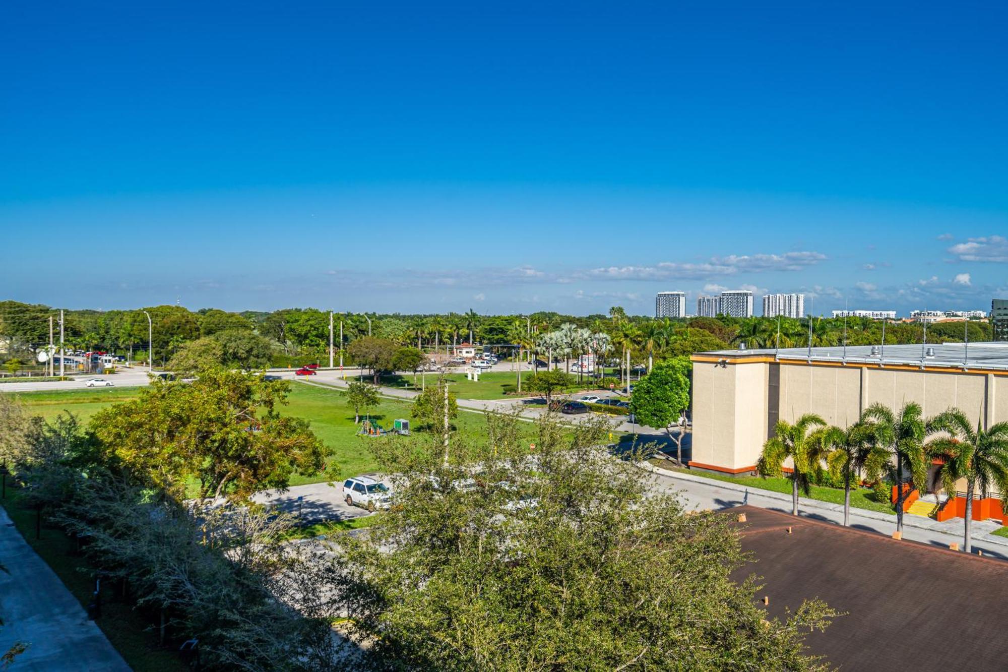 Amazing 2 Bedroom Unit In Doral Miami With Free Parking ไฮอาเลียห์การ์เดนส์ ภายนอก รูปภาพ